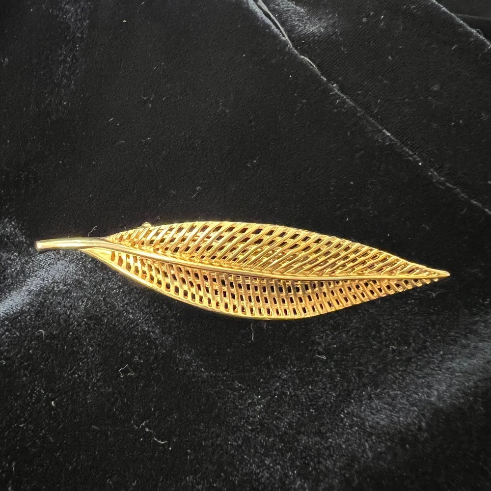 Corocraft Vintage Gold Tone Openwork Leaf Brooch Pin Mesh Lattice Design - Picture 7 of 7